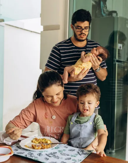 Família reunida à mesa com um bebê
