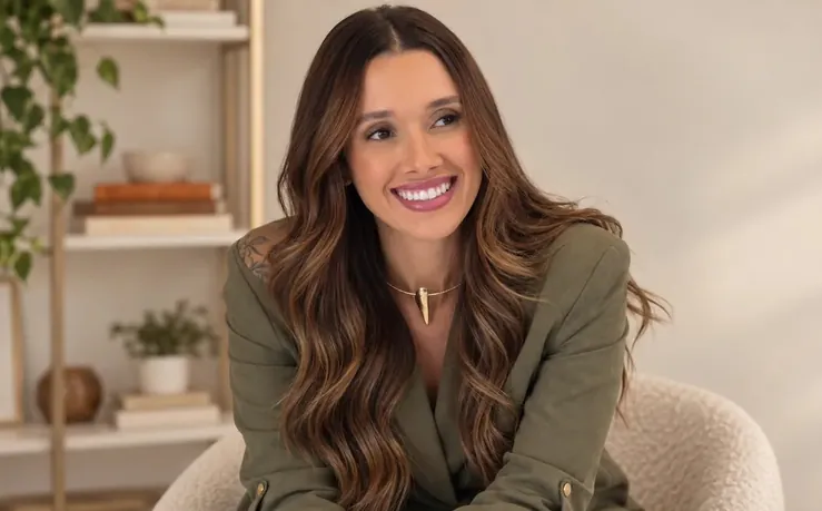 Thaynara sorrindo no consultório
