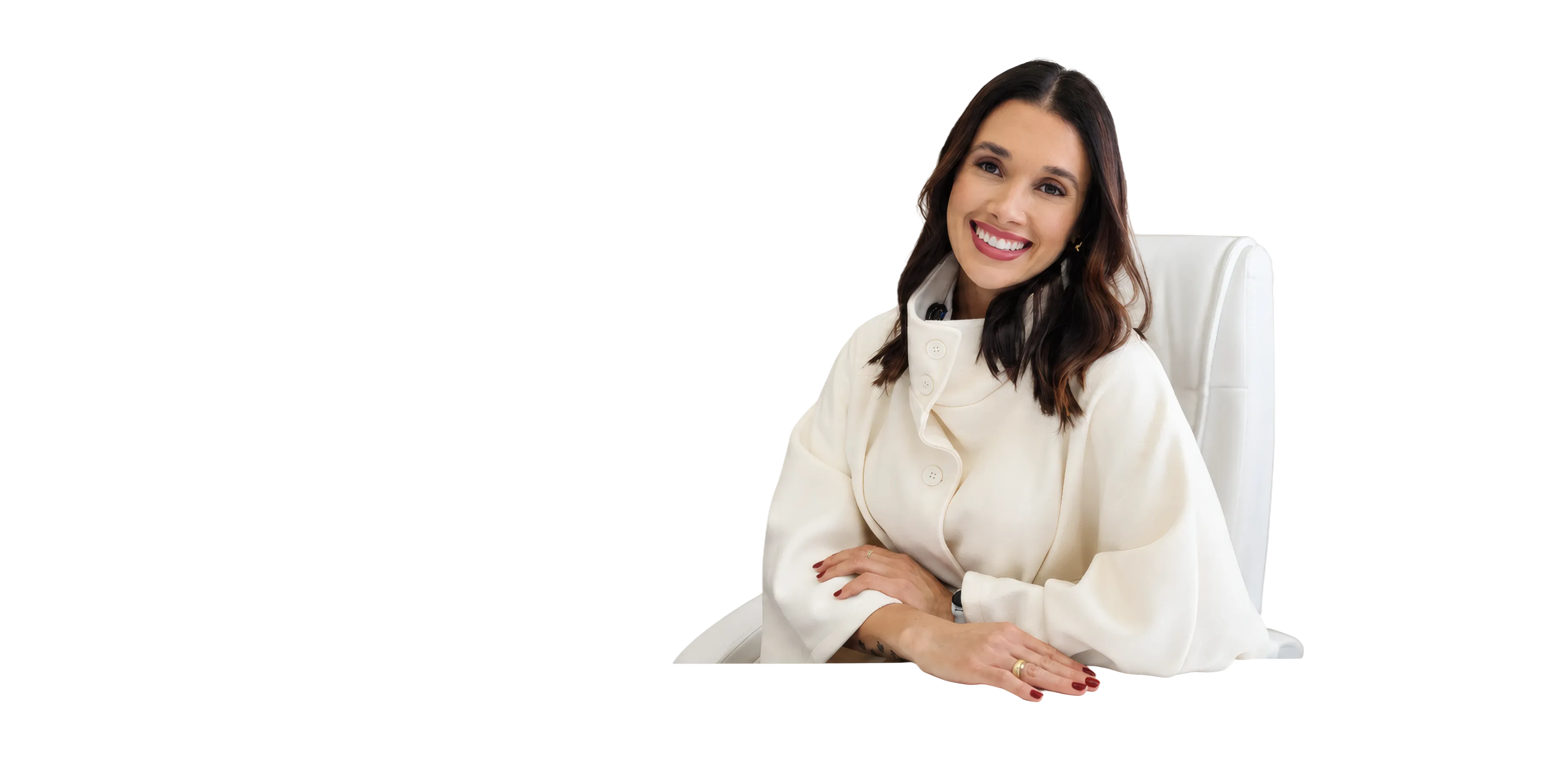 Thaynara Teixeira sorrindo, sentada à mesa do consultório