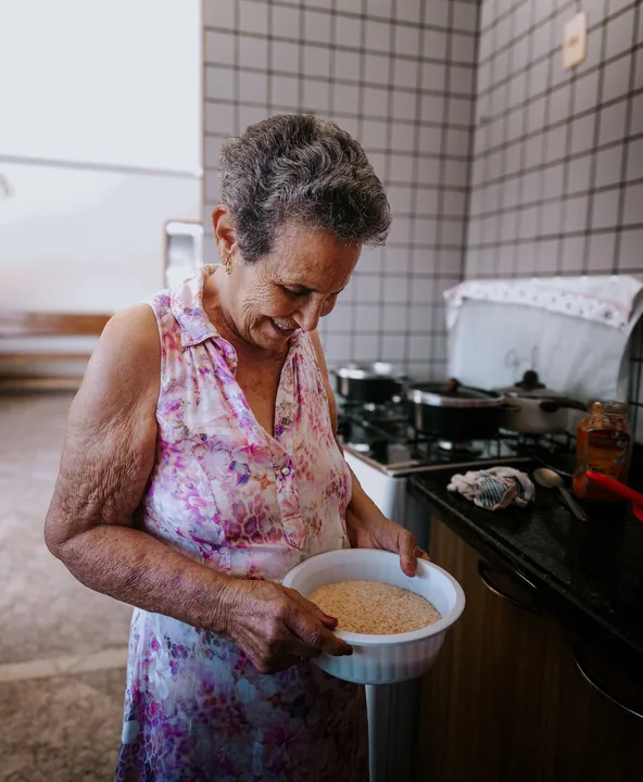 Senhora cozinhando em casa