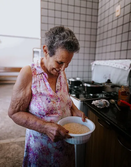 Senhora cozinhando em casa