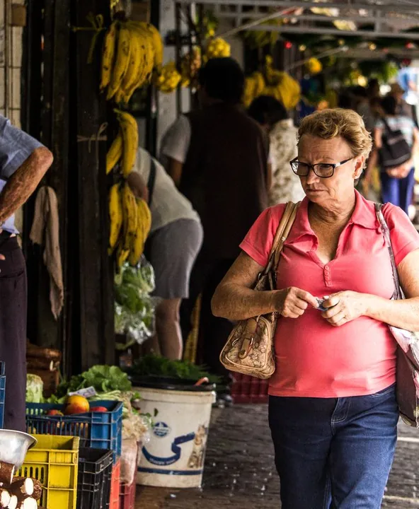 Mulher fazendo compras na feira