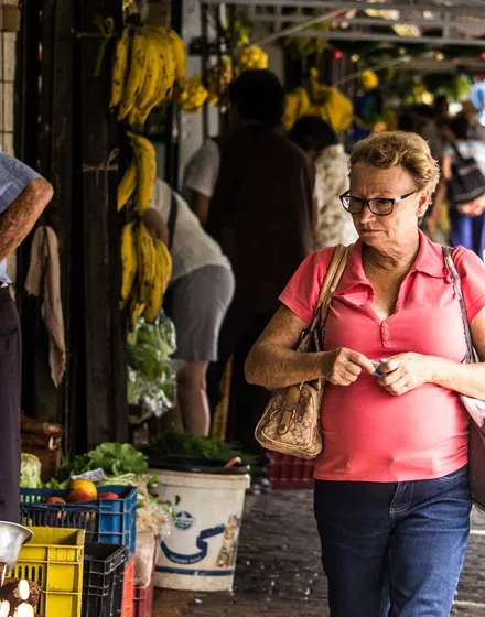 Mulher fazendo compras na feira